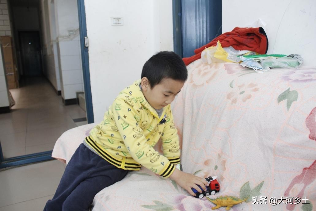 “孩子我来带!”外孙重病无力治疗,农村外公挺身而出撑起一片天