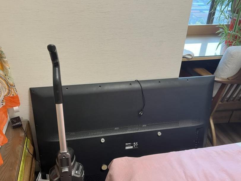 买个伸缩电视支架就搞定了,买移动电视支架