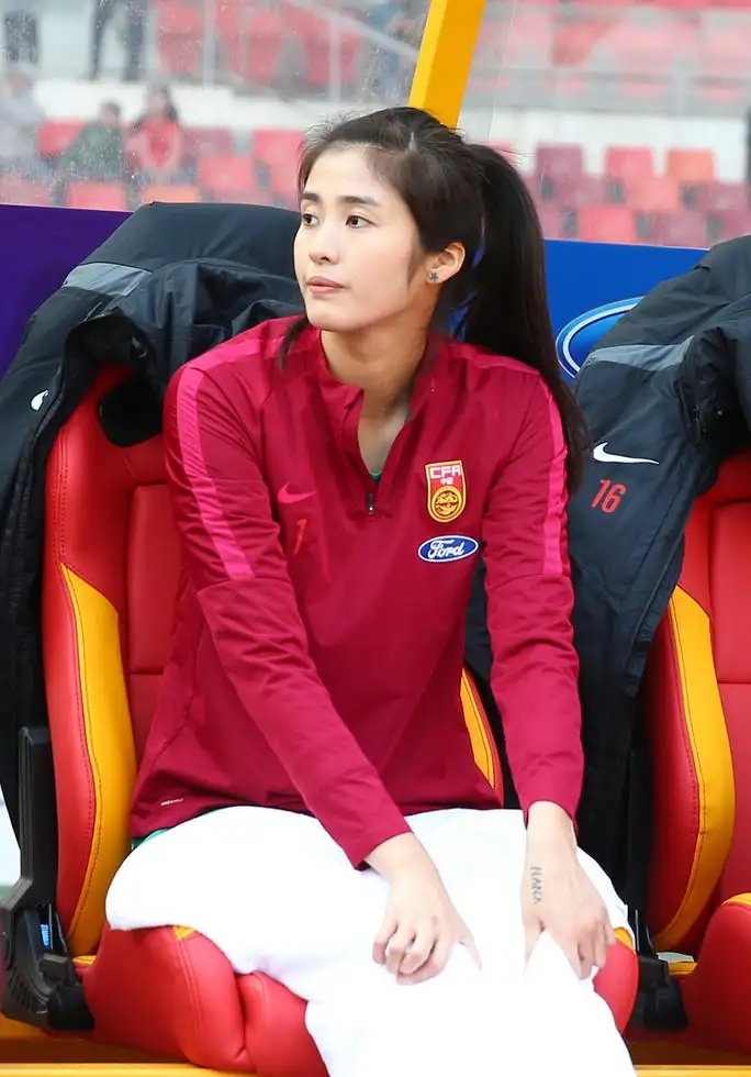 30岁美女国脚再登时尚杂志封面,身材火辣成网红,球迷吐槽声一片