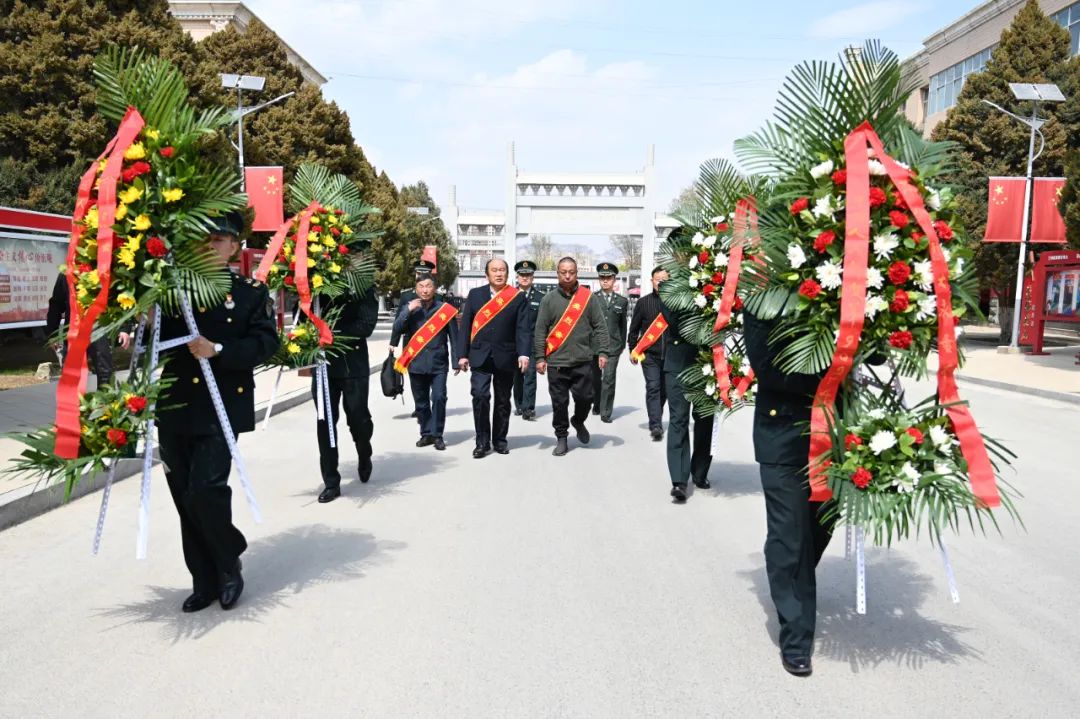 解放军清明缅怀红军先烈活动,清明祭奠革命先烈解放军鸣枪