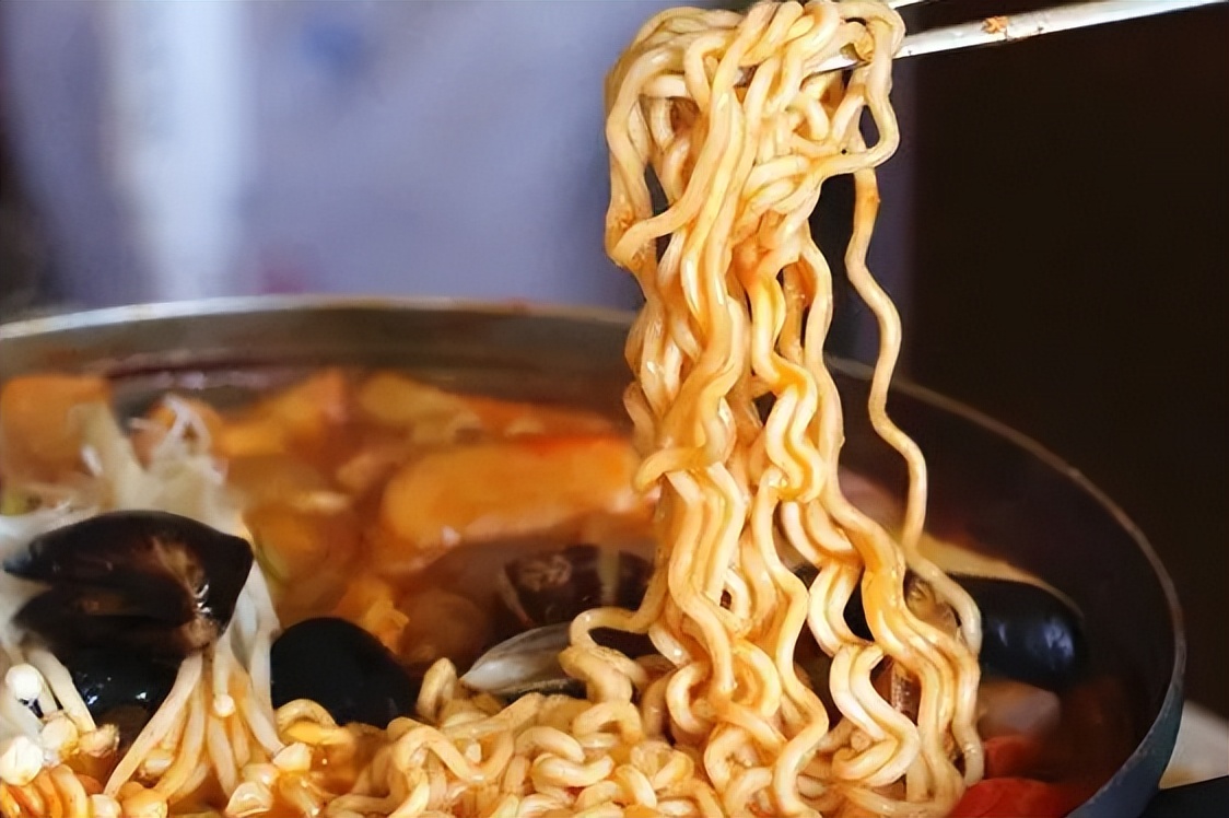 出国自备方便面,出国乘坐飞机可以带方便面吗