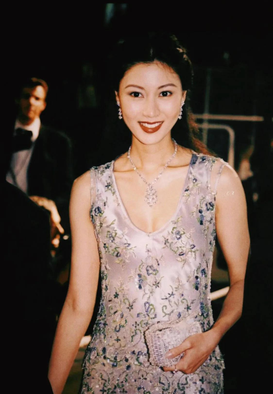 戛纳电影节红毯外国奇葩,戛纳红毯明星出丑有多尴尬