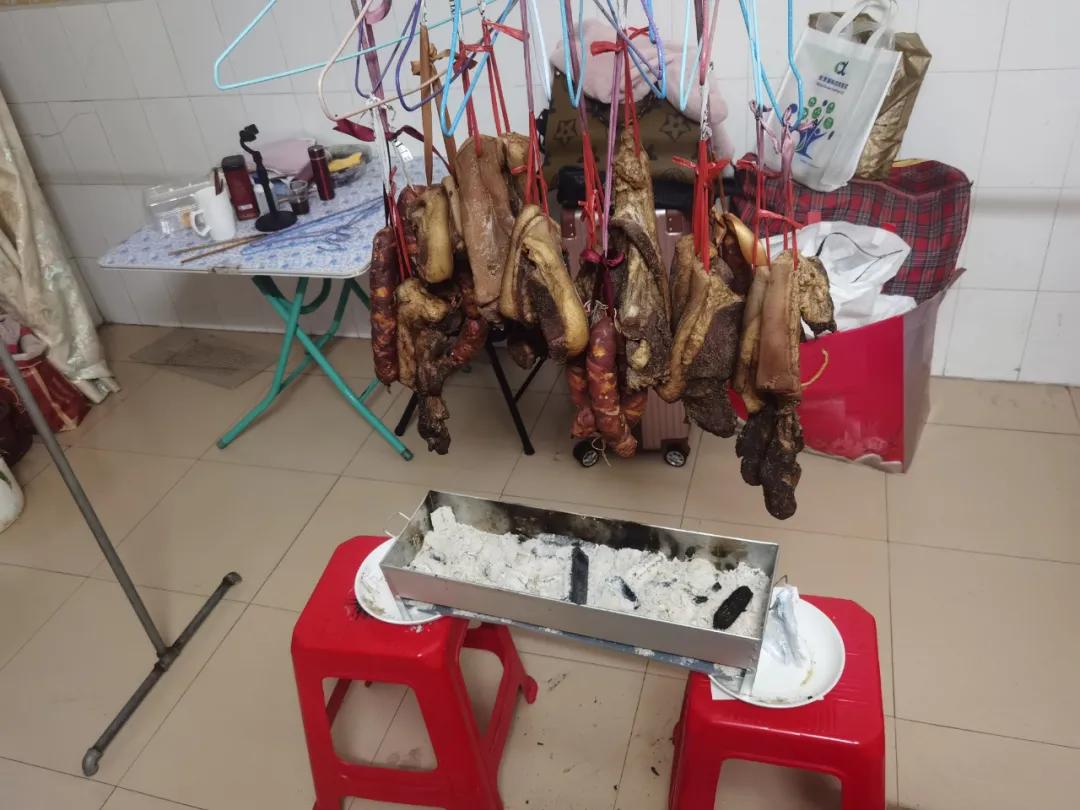 回南天有什么办法阻止腊肉发霉,木炭熏腊肉中毒