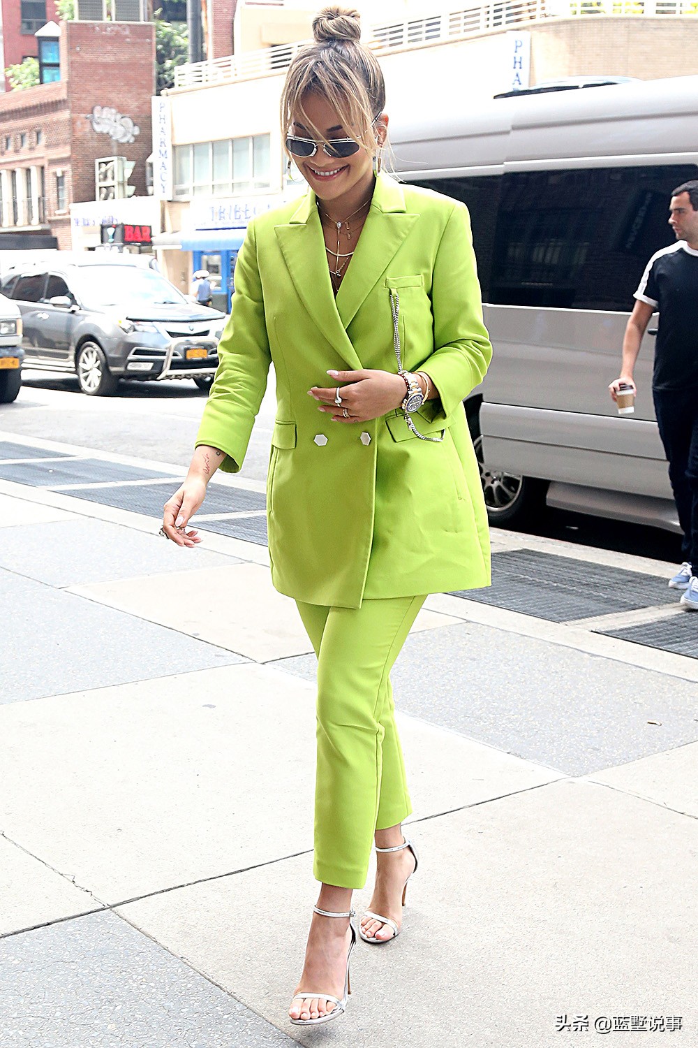 女明星穿什么颜色的衣服,女明星会穿特别的颜色的衣服么