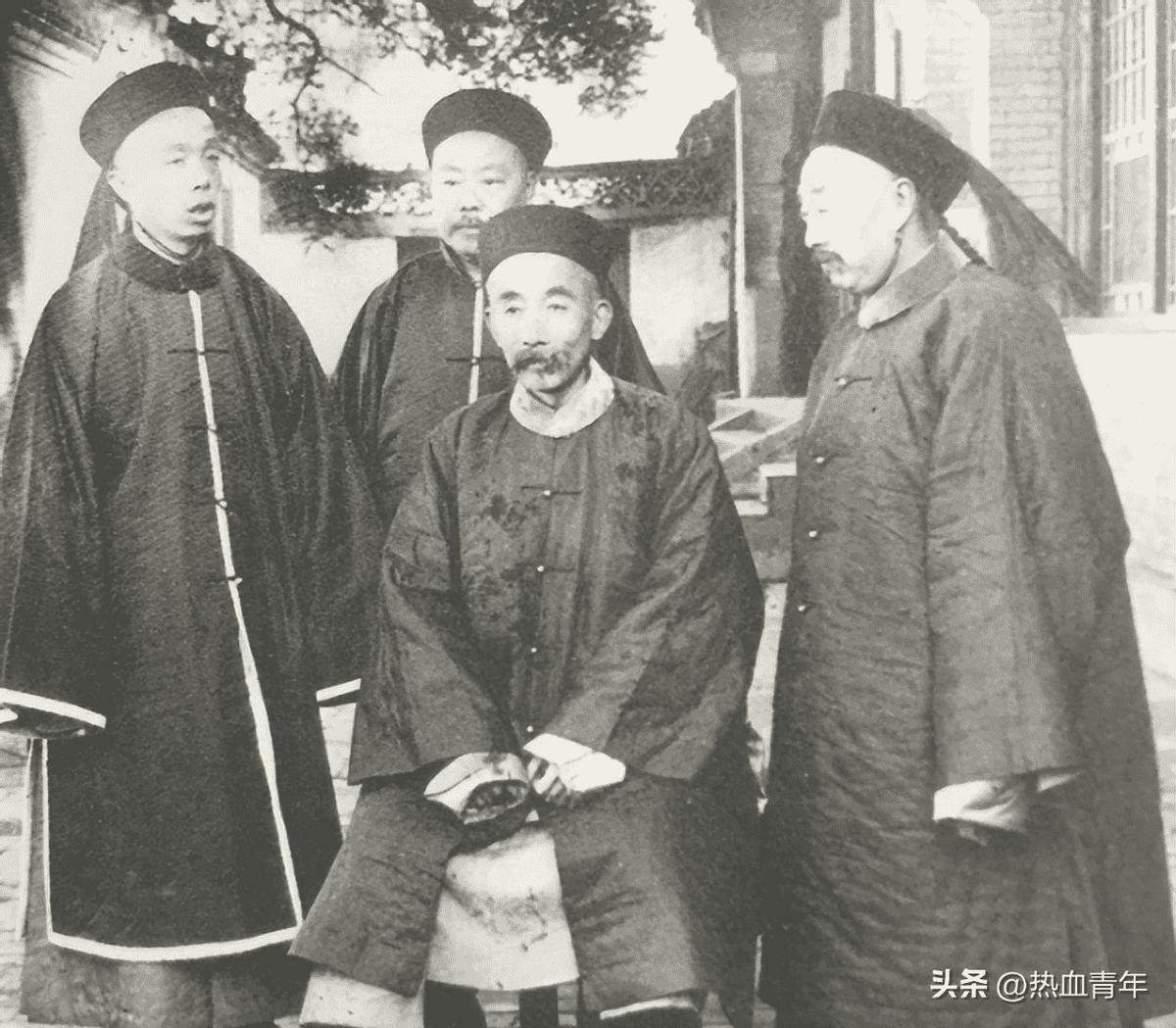 侵华日军老照片：女子自愿脱衣服让日本人拍摄，被拍下大尺度照片