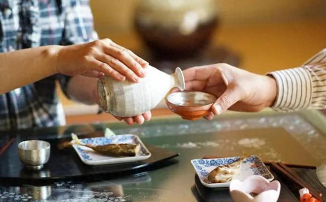 敬酒的时候对方手指头碰杯,饭局上别人敬你酒你该磕手吗