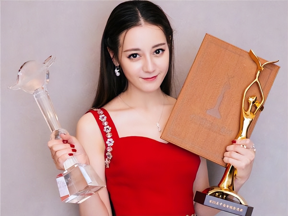 顶流迪丽热巴:被杨幂8亿捧红,工作四年无休,夺金鹰视后被嘲