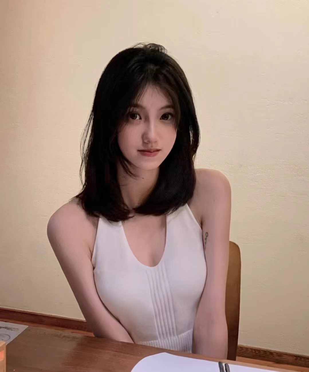 流行的短发型黑色减龄,挂耳短发2023爆款洋气