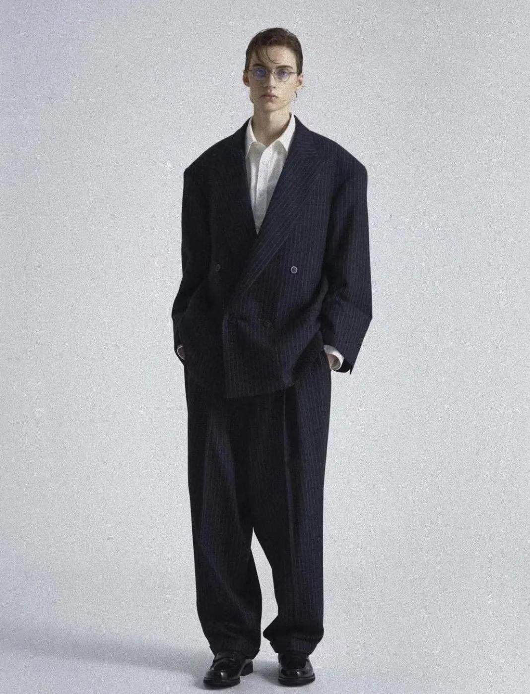 优雅、街头、暗黑揉为一体，拥有独特立体美学的韩国品牌