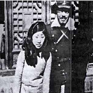 高清老照片：旗人格格大腿岔开豪放洗衣，地主三妻四妾不输女明星