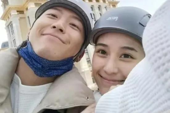 窦骁何超莲晒甜蜜合照,窦骁何超莲婚后首次同框