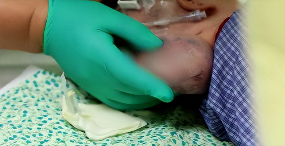 痛心7岁小孩掉进一池塘不幸溺亡,痛心2岁幼童被父亲扔下楼致死