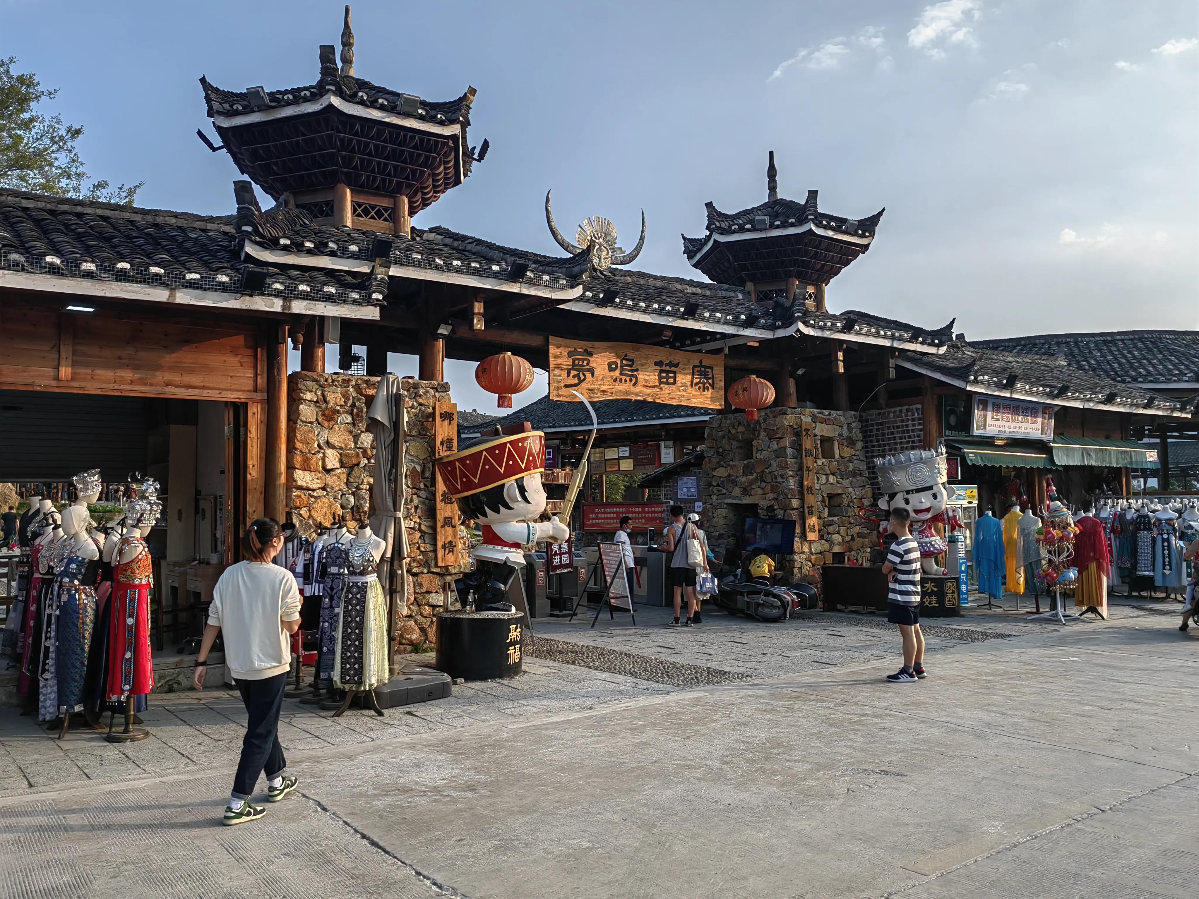 融水梦呜苗寨:夜景亮,美女多,是真的吗?