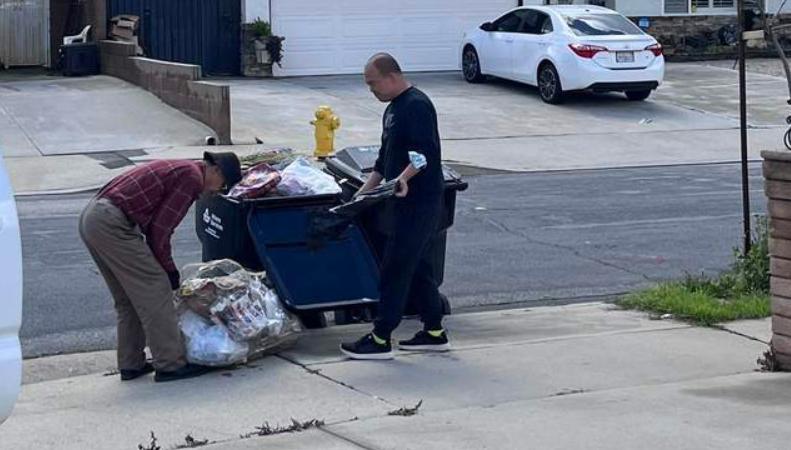 66岁的孙海英，为了21美金，熟练的在垃圾桶捡瓶子