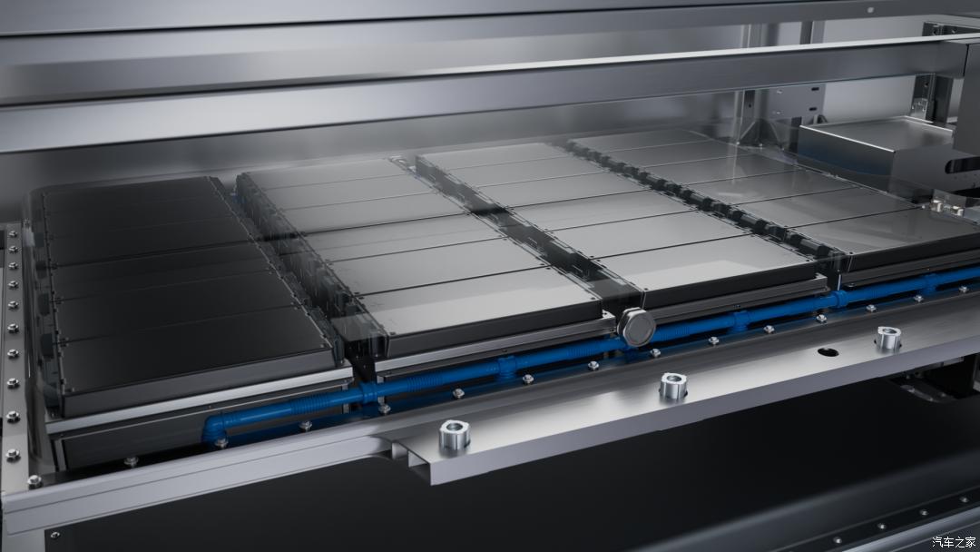 协鑫电港自研重卡换电港亮相成都,协鑫电港换电重卡