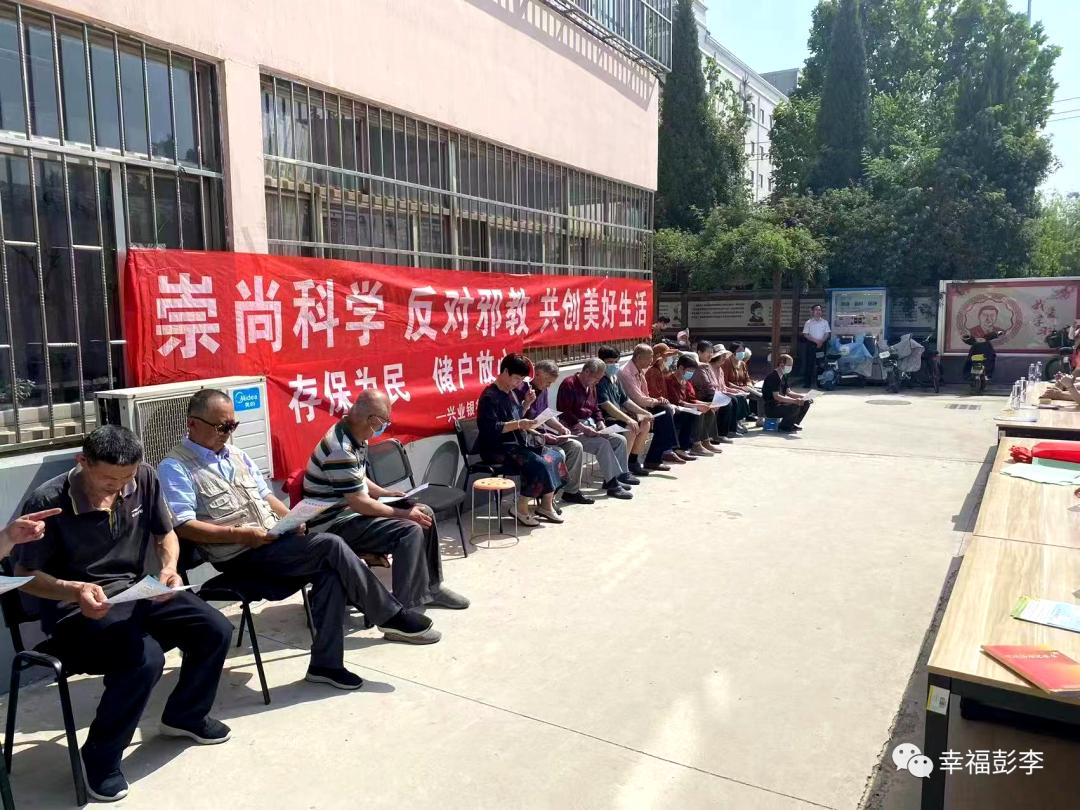 普法宣传进社区法治观念入人心,开展普法宣传唱响基层法治主旋律