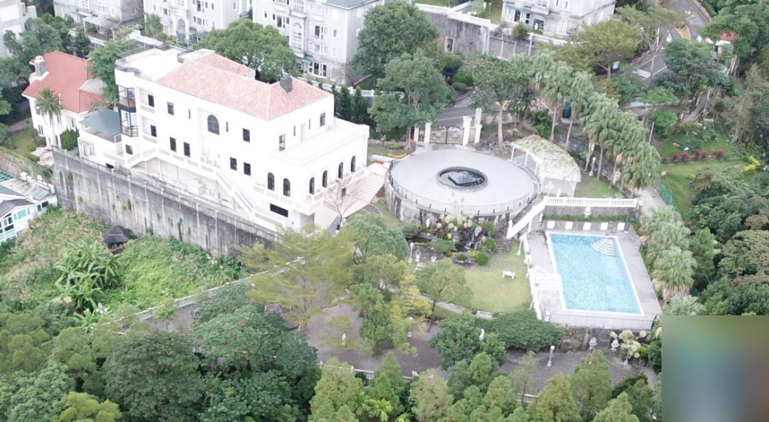 恋人妻、追青霞、混黑道、建豪宅，“武侠片之父”的江湖往事……