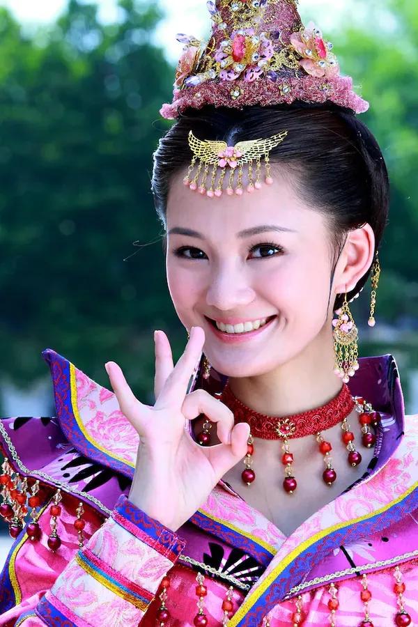 前脚吹“绝色美人”，后脚就被配角狠狠艳压，这些女明星图啥啊