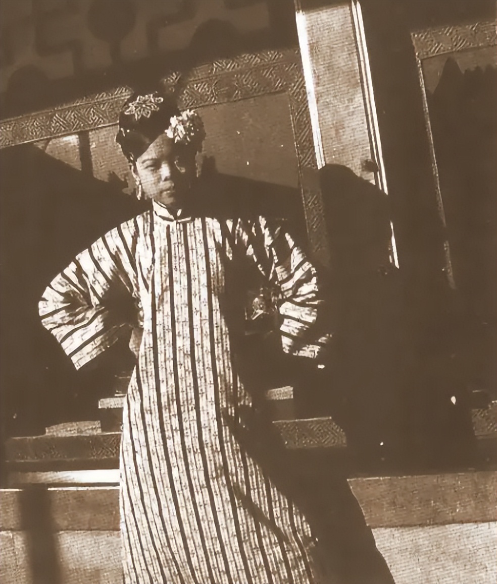 清朝的嫔妃真的像照片那么丑吗,为什么清朝老照片里的妃嫔都很丑