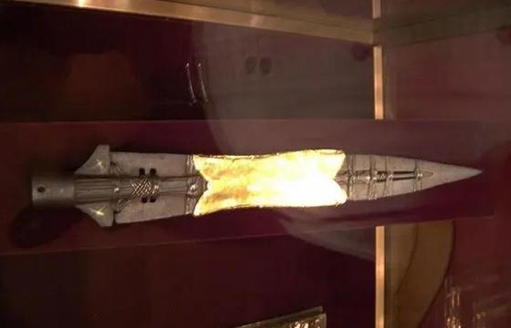 相传它是刺死耶稣的*器武**，拥有超自然的力量，还曾被希特勒偷走过