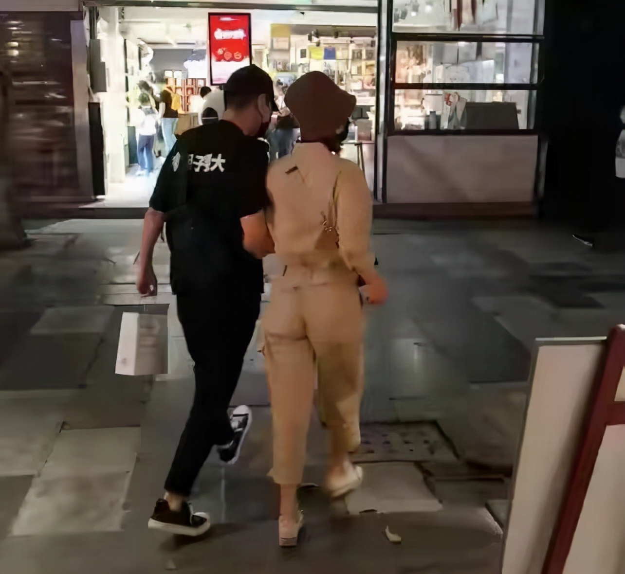 高圆圆身穿大衣脚踩长靴现身机场,高圆圆戴帽子造型黑色大衣街拍