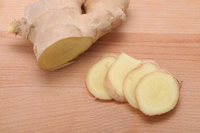 生姜做菜是去皮好还是不去皮好,生姜去皮还是不去皮吃比较好