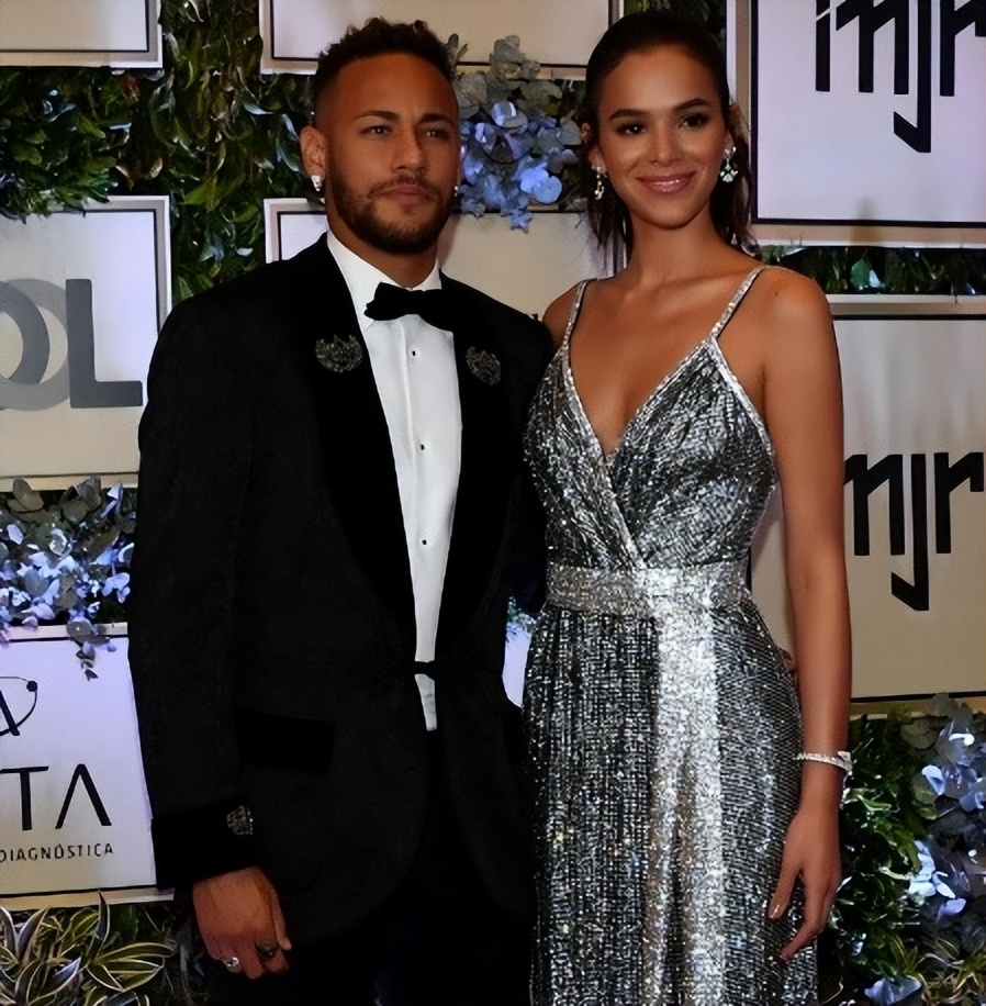 桑巴舞蹈内马尔挨踢,内马尔19岁普斯卡什