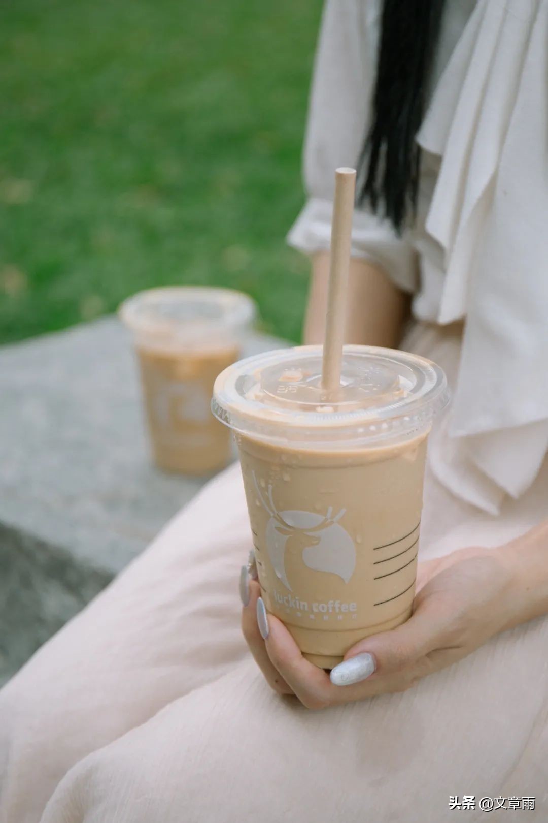 椰树集团再发瑞幸咖啡争议广告,椰树牌椰汁瑞幸广告