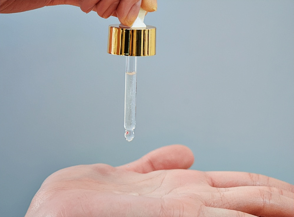 皮肤起皮用什么护肤品角鲨烷 (角鲨烷护肤效果好吗)