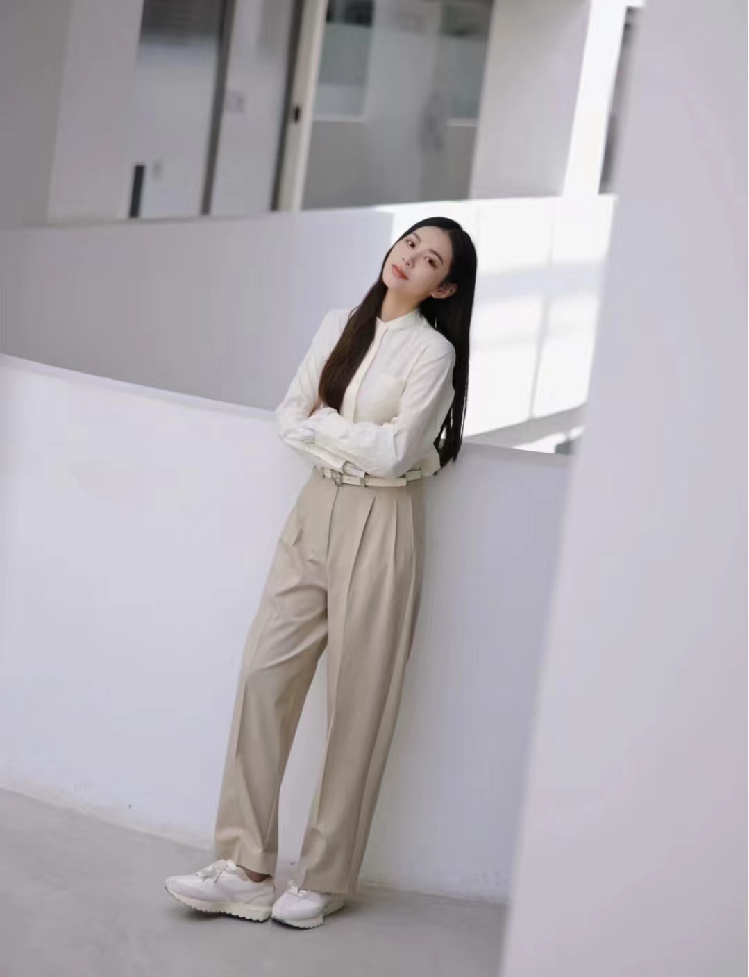 卡其色衣服怎样搭出高级感,早秋卡其色长袖衬衫外套高级穿搭