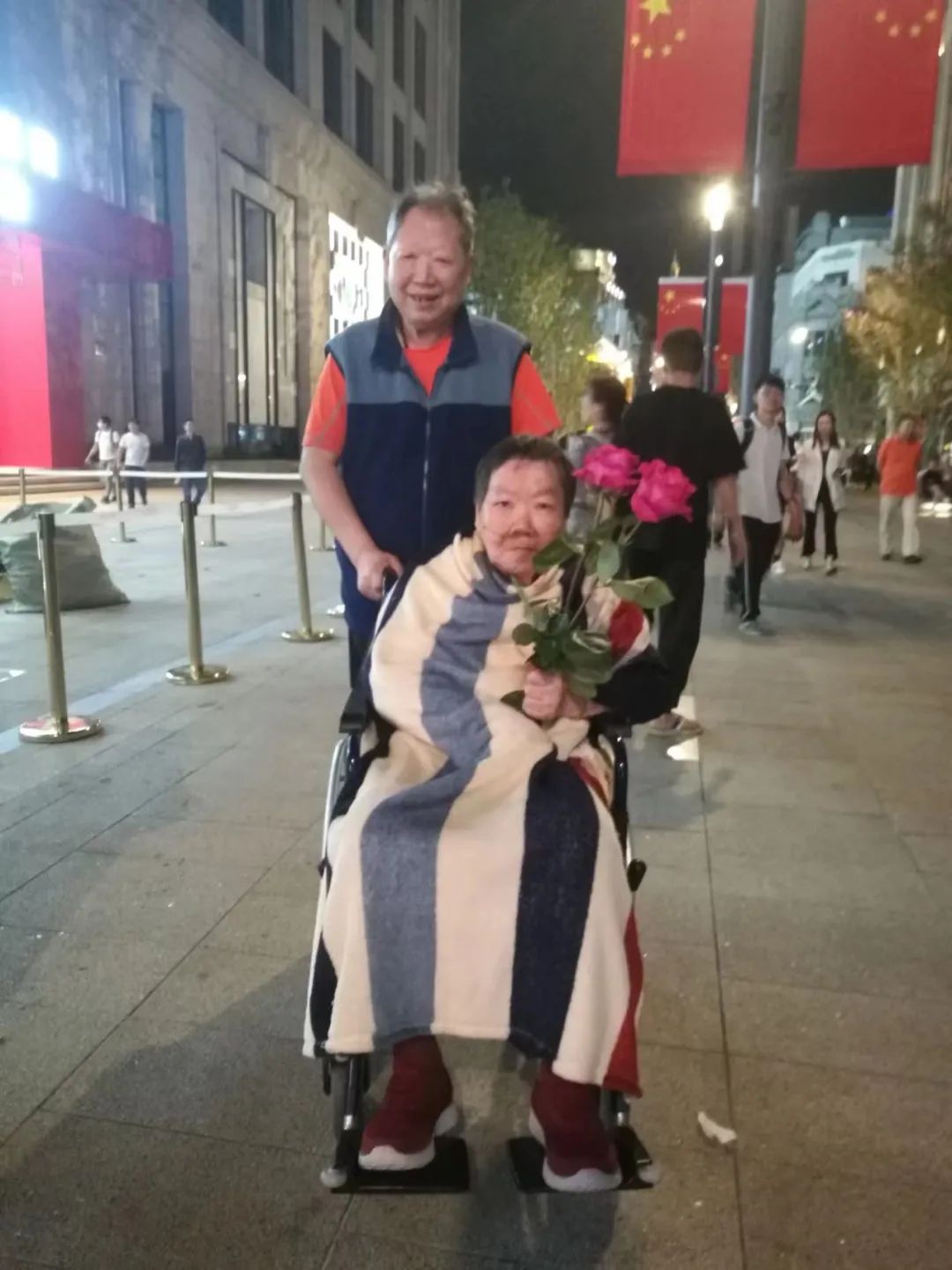 为卧床老人洗澡,为老人冬季洗澡每周几次