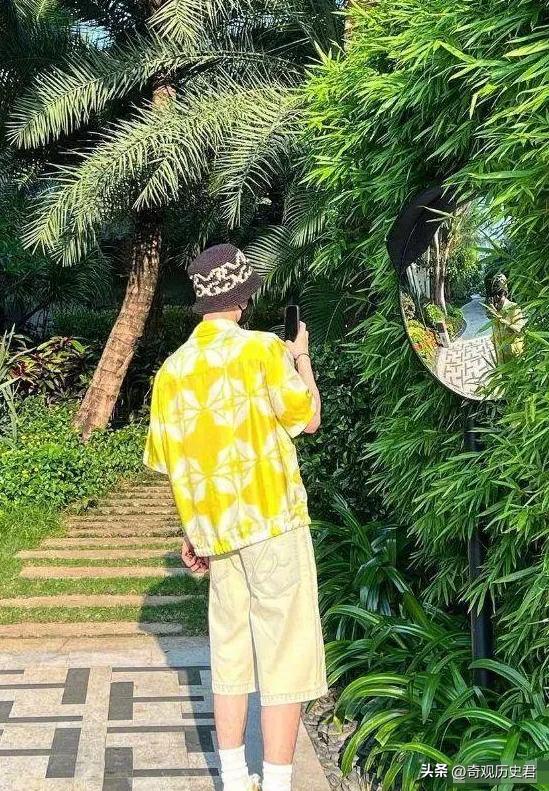 白敬亭宋轶扫楼拍照换玩偶,白敬亭穿外套抱宋轶