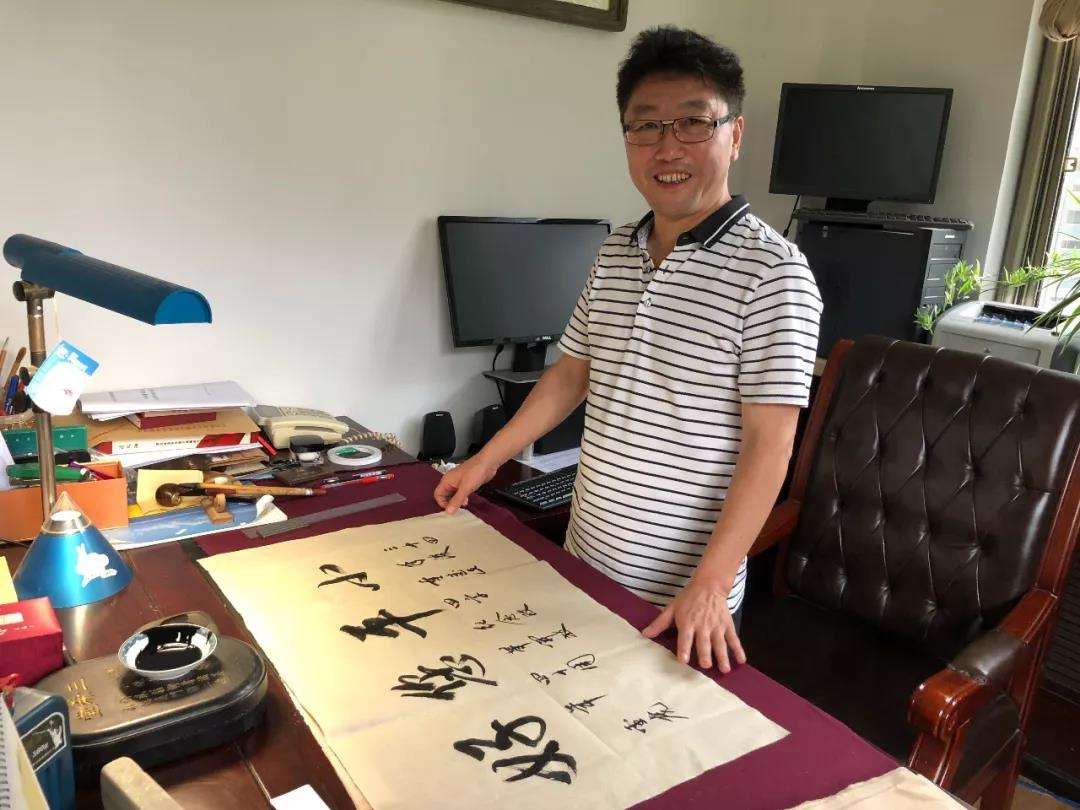 当年“小平您好”4字横幅：横幅用的是床单，笔用的是抹布