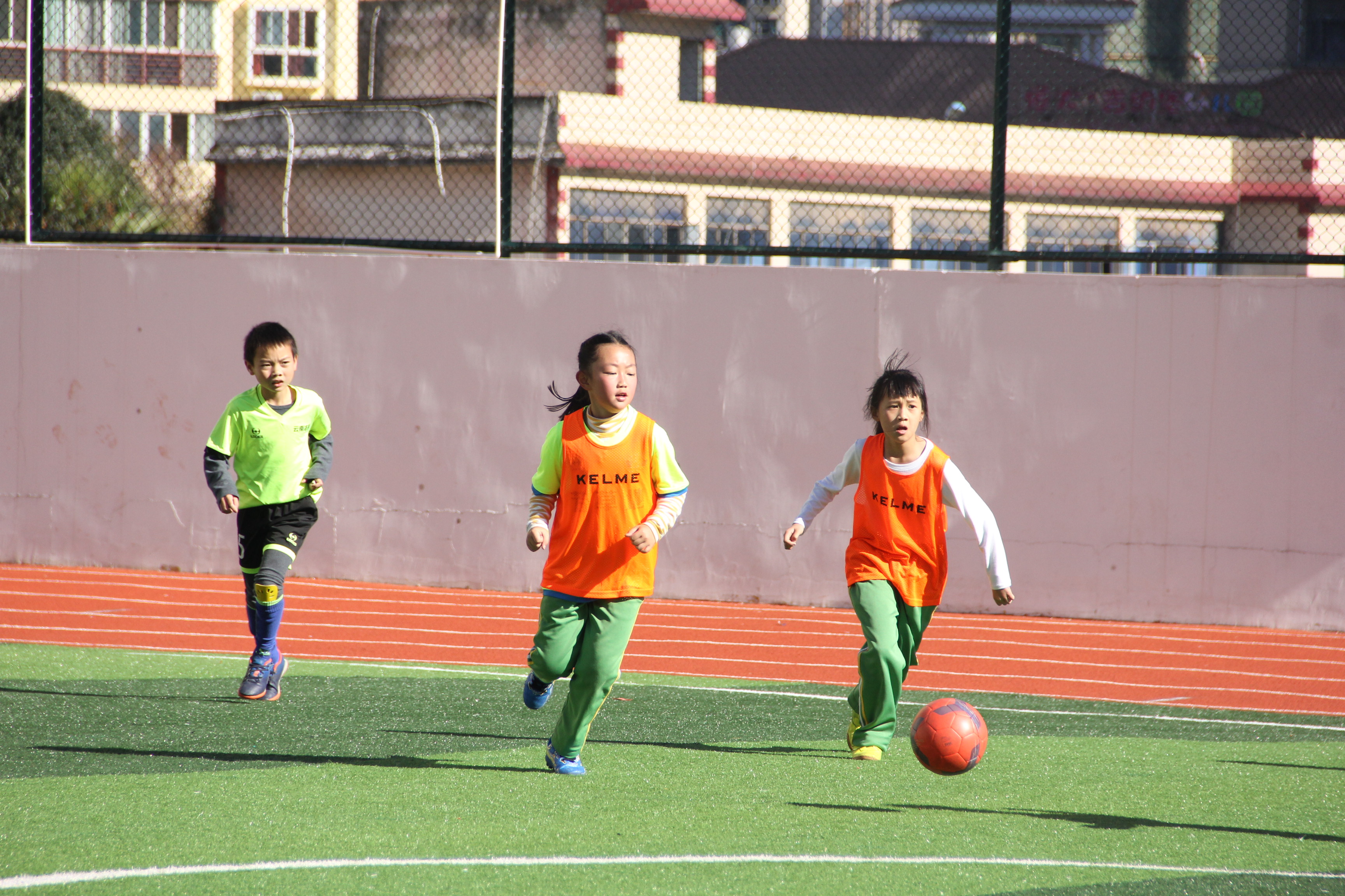 昆明市芳草地国际学校好进吗,昆明足球特色学校排名前十
