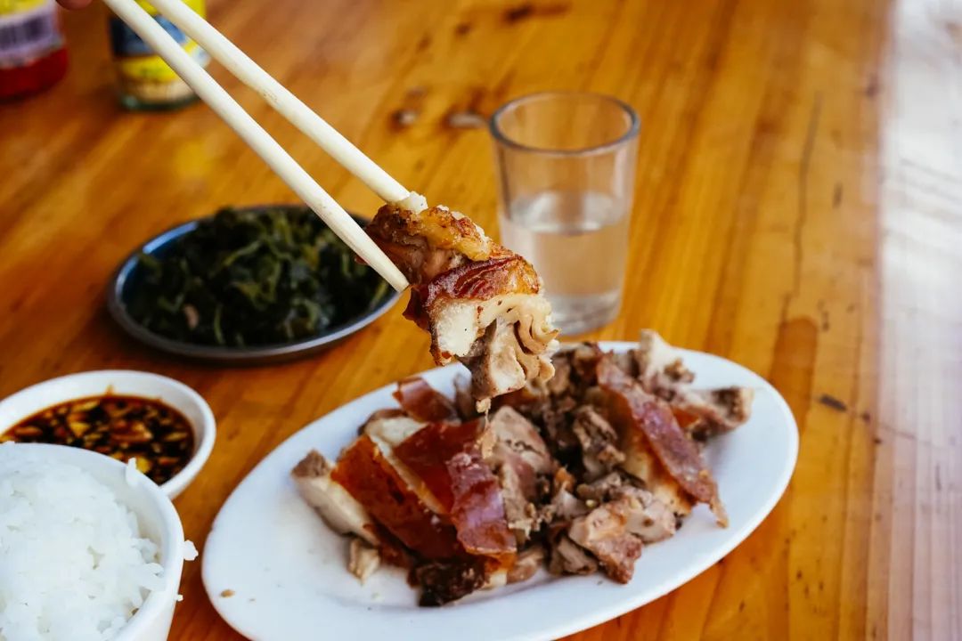 早餐烤乳猪，海鲜论盆卖？这座海岛小城舒坦得有点离谱了