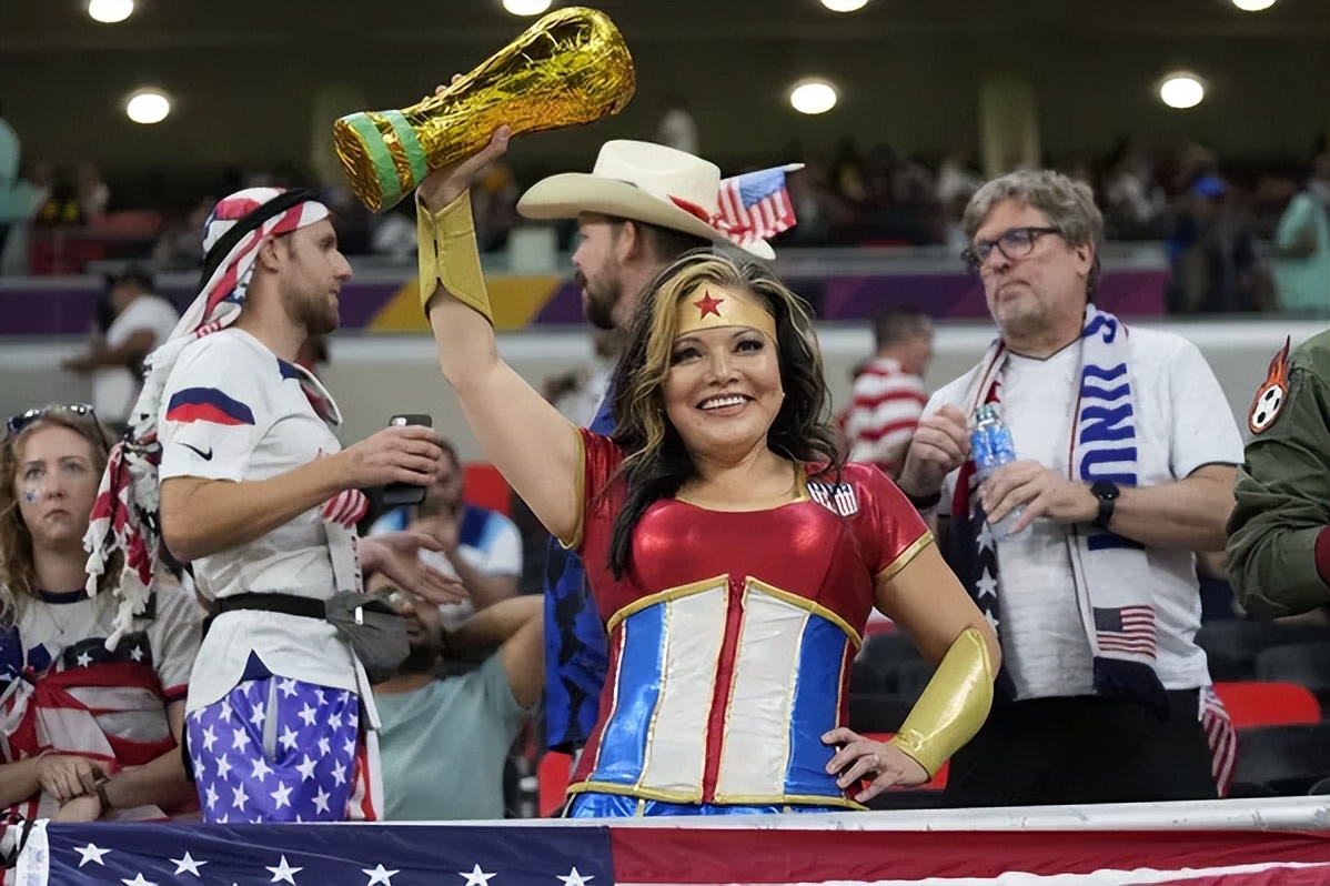 卡塔尔世界杯让人惊艳的美女,卡塔尔世界杯赛场球迷疯狂瞬间