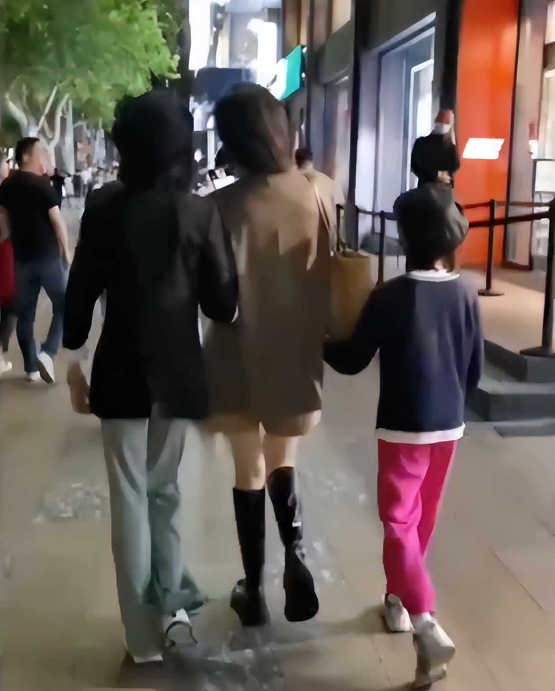 陆毅14岁大女儿获赞最美星二代，才艺令人惊艳，四口人共用一张脸