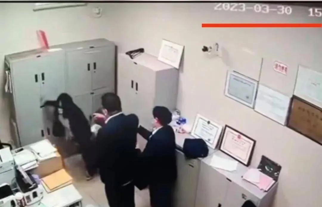 上海邮政男员工殴打同事,上海邮政男员工殴打同事事件