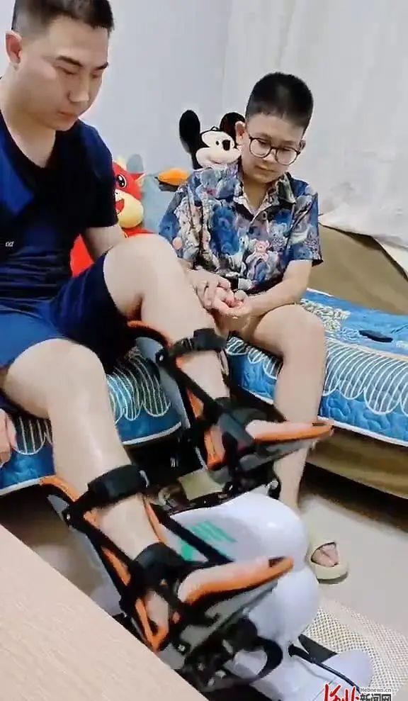 他把防毒面罩让给被困小女孩，自己却“变回了孩子”