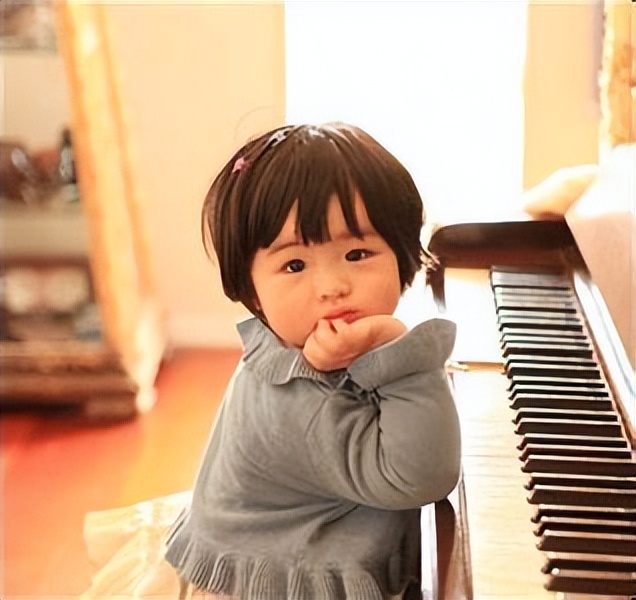 弹钢琴和弦手跨度不够如何解决,弹钢琴跨度大怎么准确落到音阶上