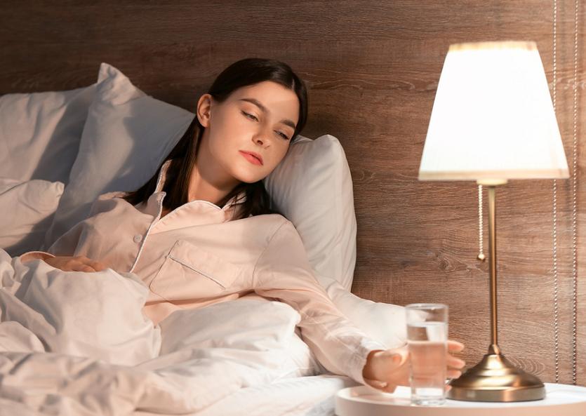 晚上睡觉嘴发干吃什么药,宝宝睡觉嘴唇干燥什么原因