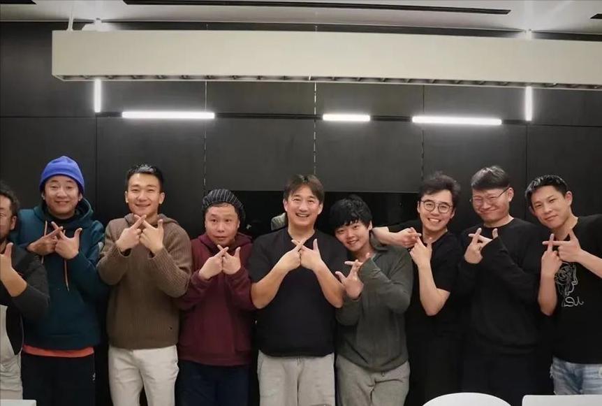 我穿着防爆服被观众暴打，但演出不能停