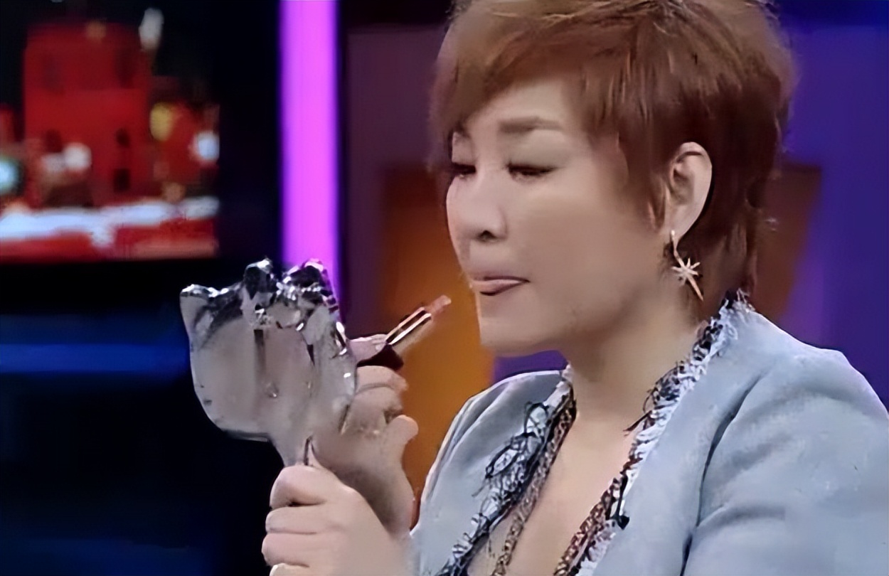 “花钱如流水”唐嫣：一个手机壳价值四万，她为何频穿假货走秀？