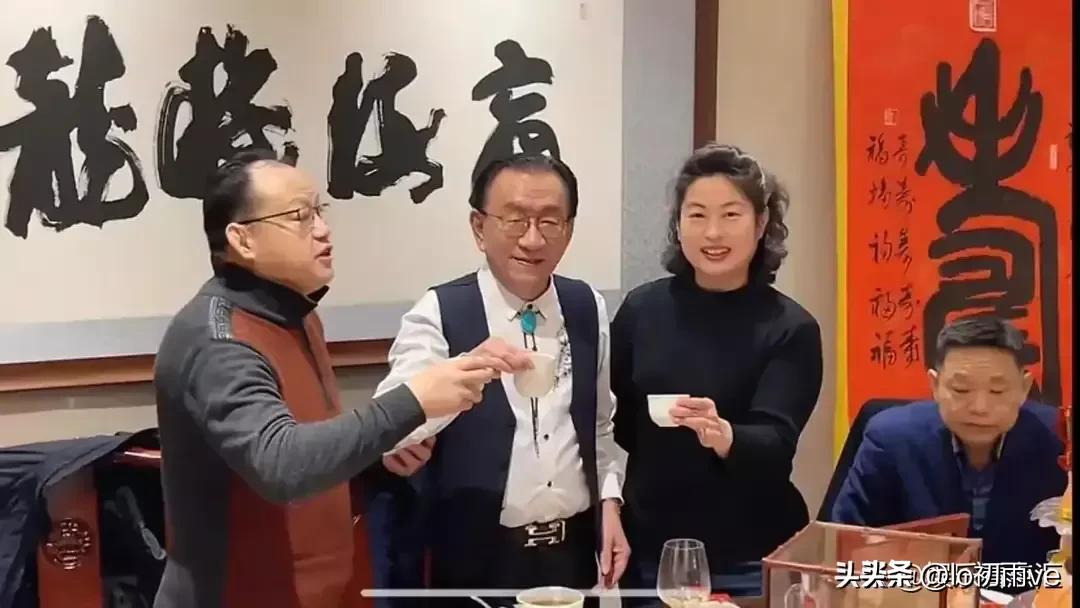 侯耀华补办生日宴会,75岁侯耀华现身饭局