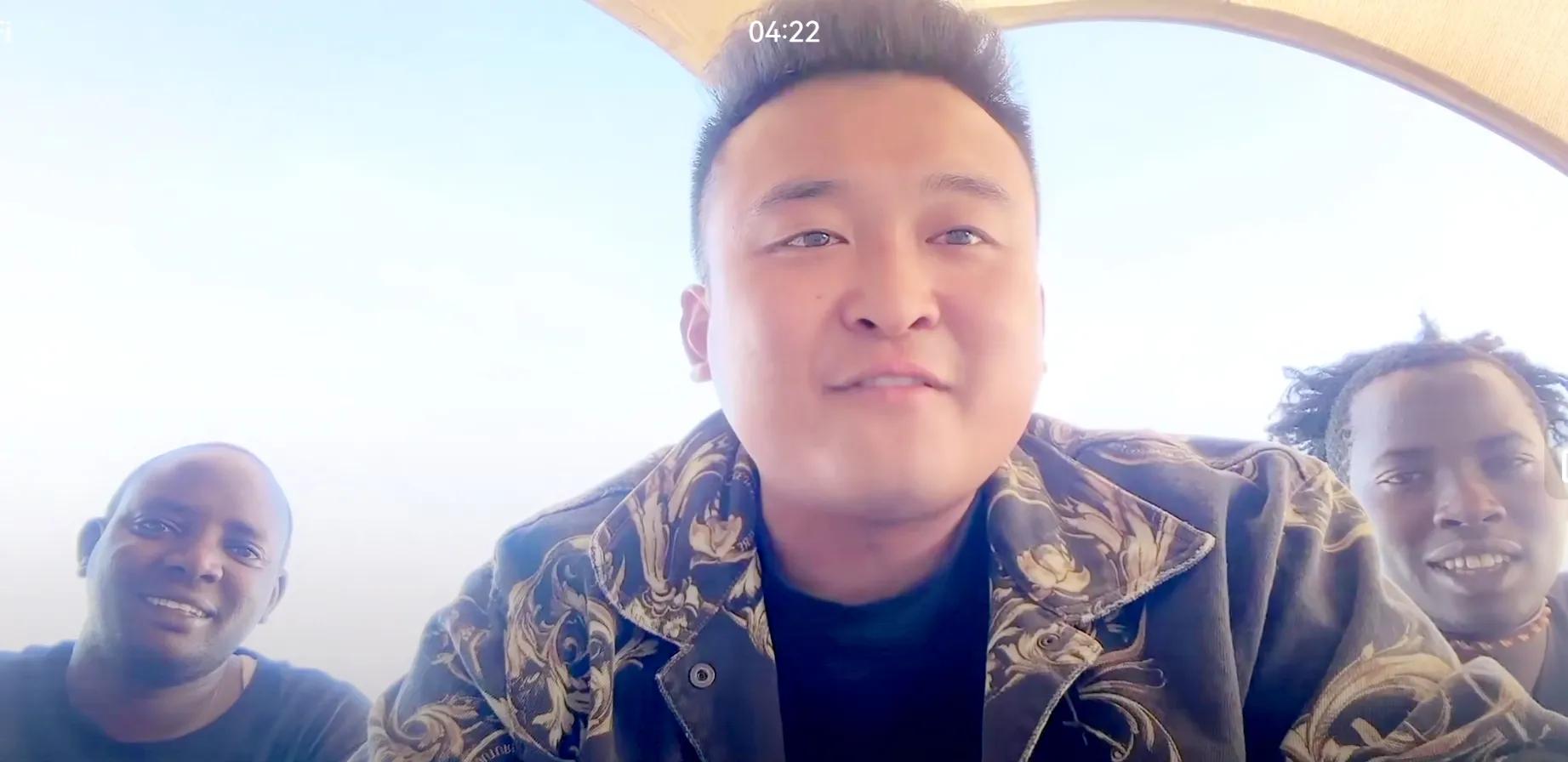 木头头遇到困难，为报答马赛保镖救命之恩，小五要带着他们做生意