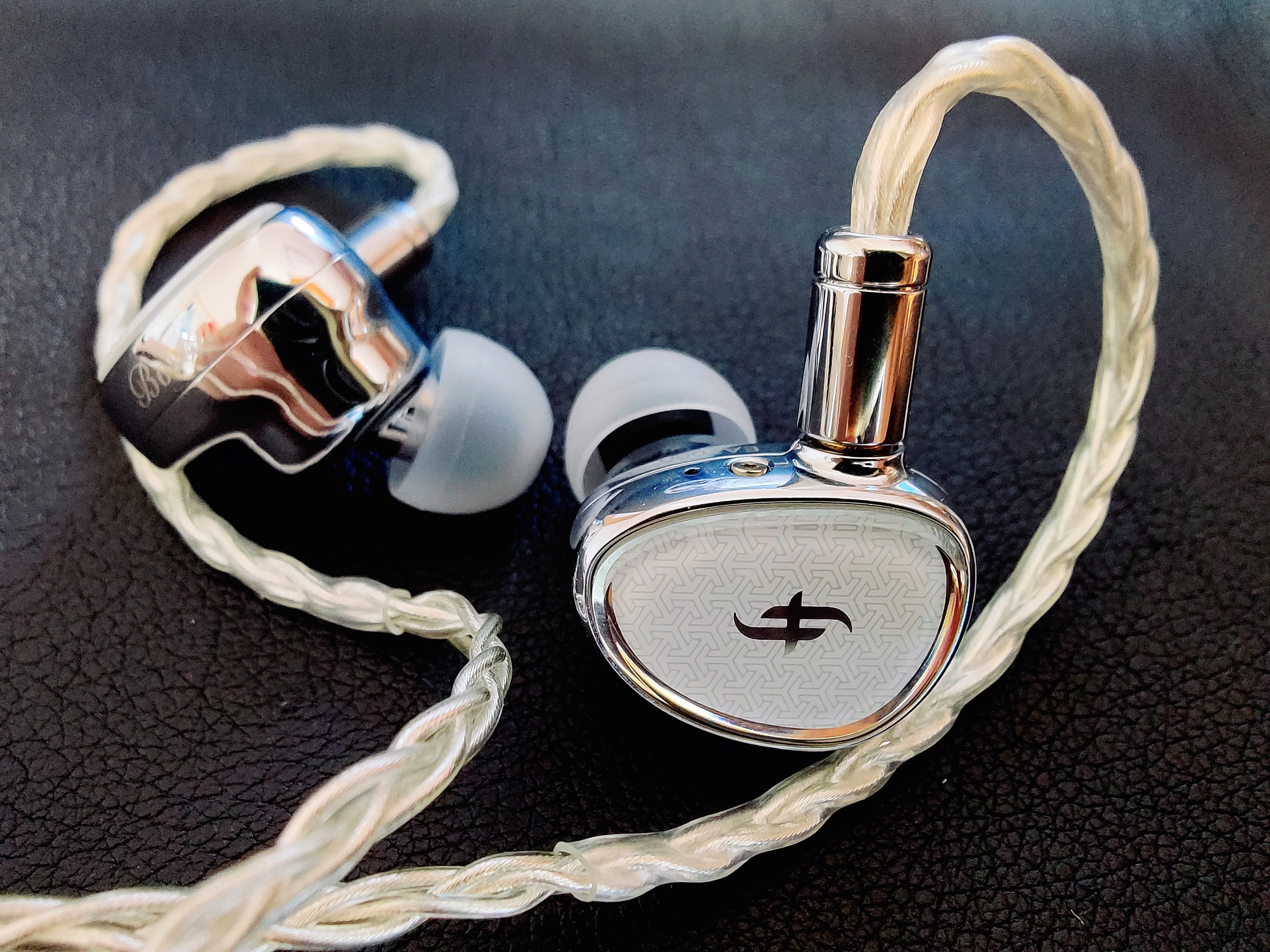 兴戈ea2000对比苹果耳机,兴戈ea2000搭配播放器