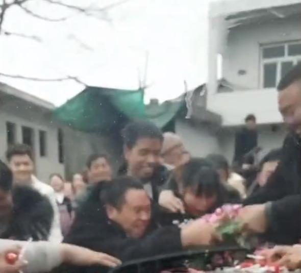 云南一男子帮朋友接亲，奔驰车头装饰棒棒糖，遭亲友哄抢刮花车漆