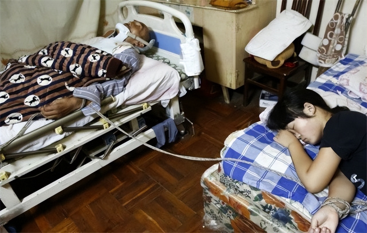 2015年，安徽女孩上街“扮牛”让人骑5元一次，背后隐情催人泪下