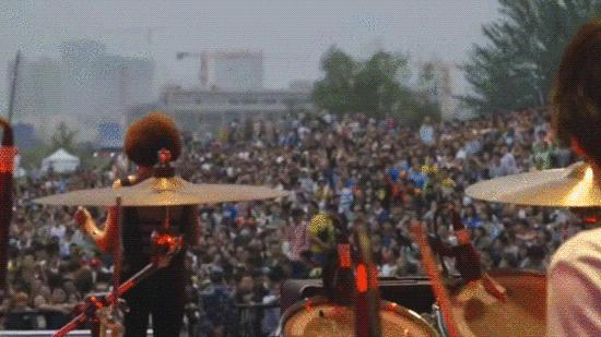 她19岁上《时代》周刊，20岁疑似被封杀，一张唱片值一个四合院？