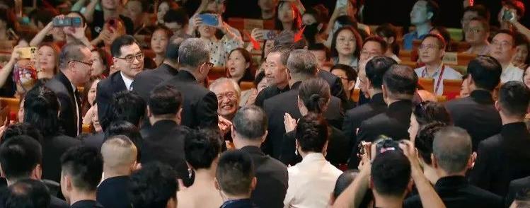 何赛飞获奖后与梁朝伟握手视频,梁朝伟何赛飞金鸡奖